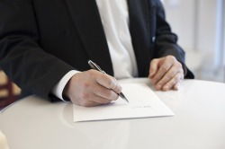 承諾書上承諾人應(yīng)填寫誰的名字 法律解析與注意事項
